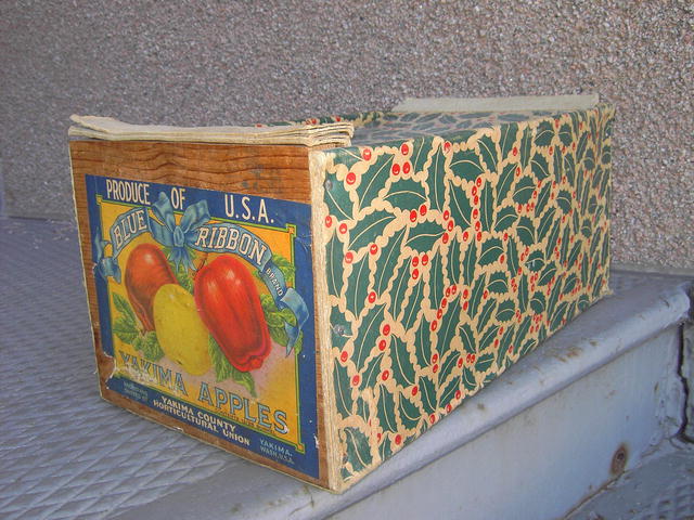 YAKIMA WASHINGTON APPLE CRATE SHIPPING BOX BLUE RIBBON BRAND
