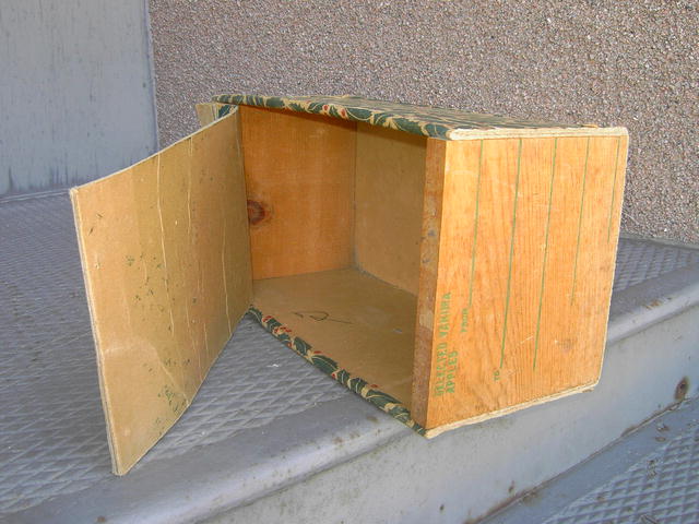 YAKIMA WASHINGTON APPLE CRATE SHIPPING BOX BLUE RIBBON BRAND