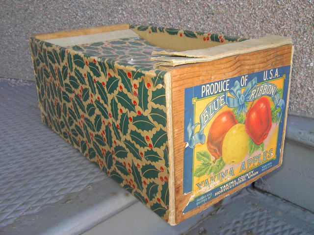 YAKIMA WASHINGTON APPLE CRATE SHIPPING BOX BLUE RIBBON BRAND