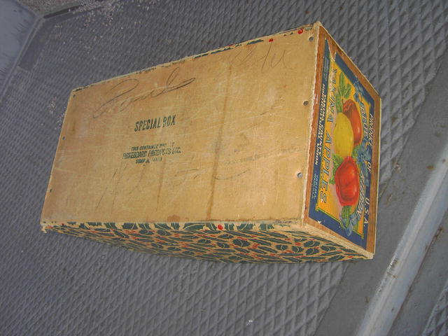 YAKIMA WASHINGTON APPLE CRATE SHIPPING BOX BLUE RIBBON BRAND