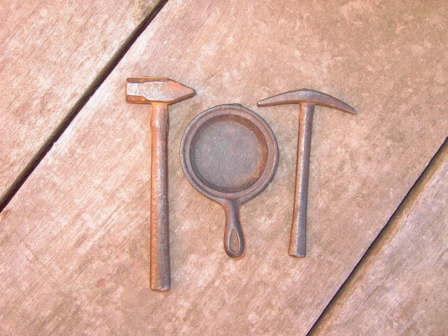 CAST IRON GOLD PICK SLEDGE HAMMER SKILLET MINING TOYS