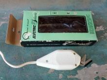 Dyna Electric Scissors Textile Fabric Craft Cutting Tool Retro Era Quilter Utensil Original New York USA Box