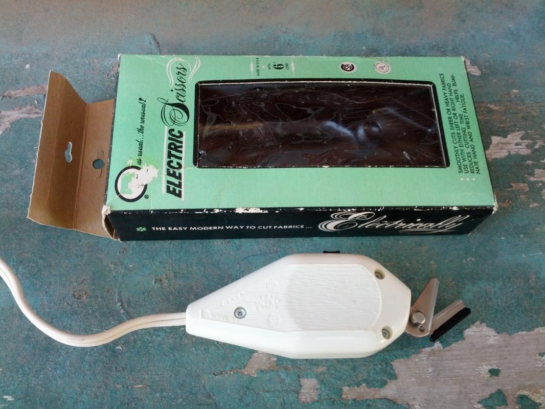 Dyna Electric Scissors Textile Fabric Craft Cutting Tool Retro Era Quilter Utensil Original New York USA Box