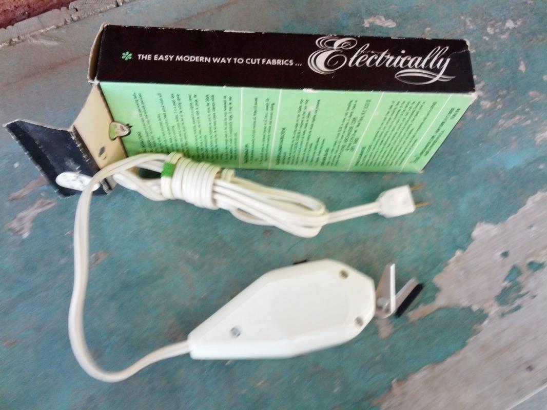 Dyna Electric Scissors Textile Fabric Craft Cutting Tool Retro Era Quilter Utensil Original New York USA Box