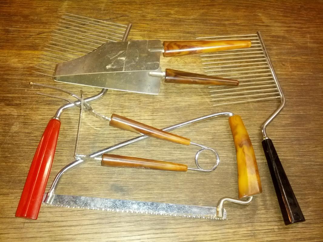 BAKELITE CAKE BREAKER PIE PIECE CARRIER CADDY MEAT BONE SAW HOT DOG FRANK STABBER SPRING FORK KITCHEN UTENSIL HOUSEHOLD TOOL