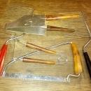 BAKELITE CAKE BREAKER PIE PIECE CARRIER CADDY MEAT BONE SAW HOT DOG FRANK STABBER SPRING FORK KITCHEN UTENSIL HOUSEHOLD TOOL