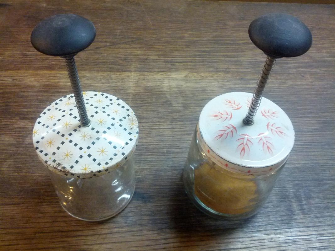 GLASS MEASURING CUP NUT CHOPPER FRUIT VEGETABLE CUTTER 1950'S PLUNGER STYLE KITCHEN FOOD PREPARATION UTENSIL