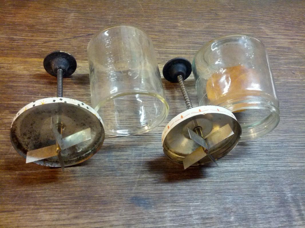 GLASS MEASURING CUP NUT CHOPPER FRUIT VEGETABLE CUTTER 1950'S PLUNGER STYLE KITCHEN FOOD PREPARATION UTENSIL