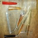 BAKELITE CAKE BREAKER PIE PIECE CARRIER CADDY MEAT BONE SAW HOT DOG FRANK STABBER SPRING FORK KITCHEN UTENSIL HOUSEHOLD TOOL