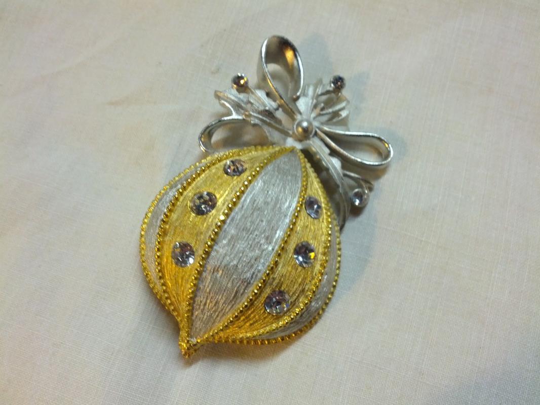 EISENBERG CHRISTMAS BALL RHINESTONE BULB ORNAMENT BROOCH LAPEL PIN