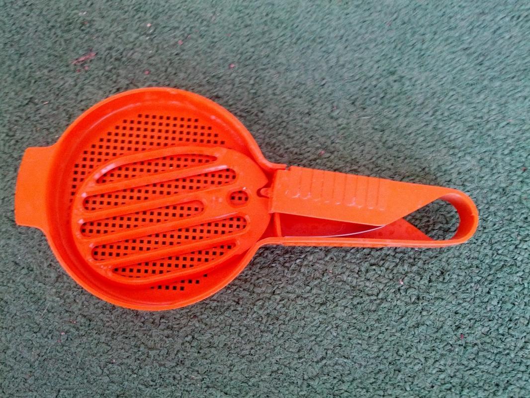 tupperware flour sifter retro orange plastic baking utensil kitchen tool