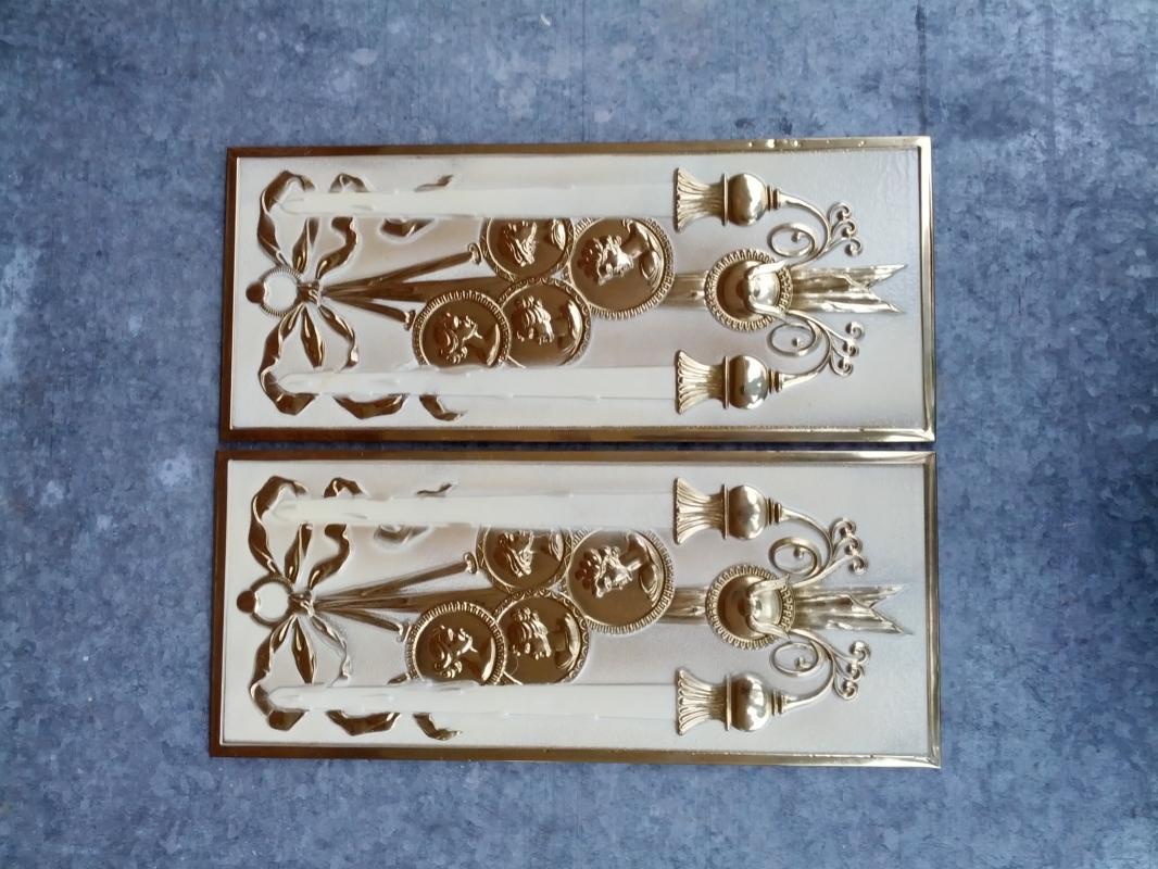 CANDLEHOLDER MEDALLION BRASS PLAQUE 1960'S RETRO ERA WALL DECORATION ROOM ORNAMENT ENGLAND MADE DECORATIVE FIXTURE