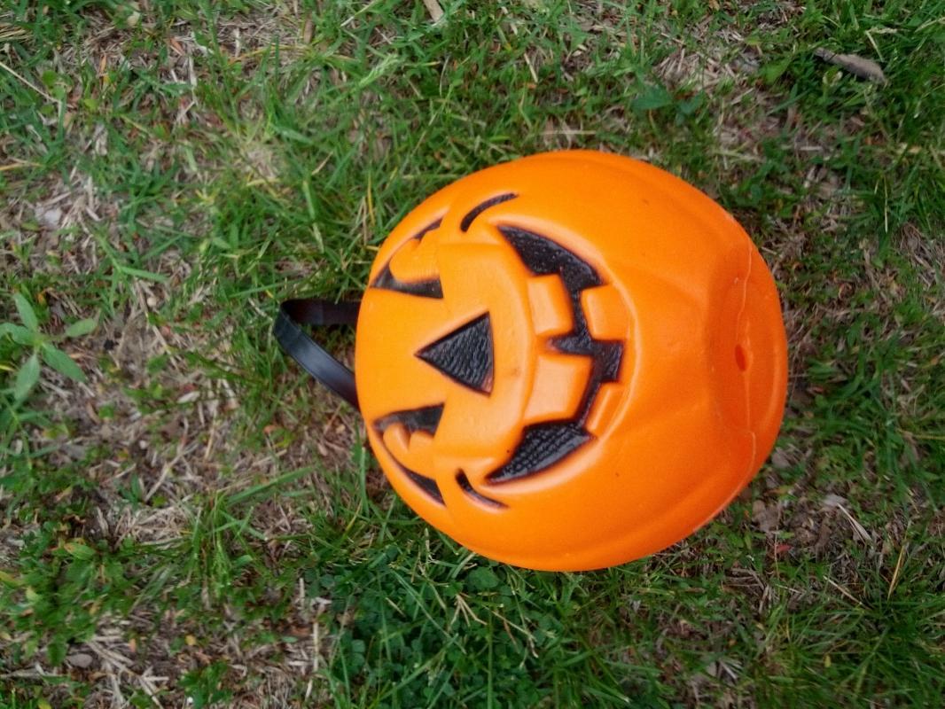 HALLOWEEN JACK O LANTERN CARVED PUMPKIN CANDY CARRIER TOTE HOLIDAY DECORATION