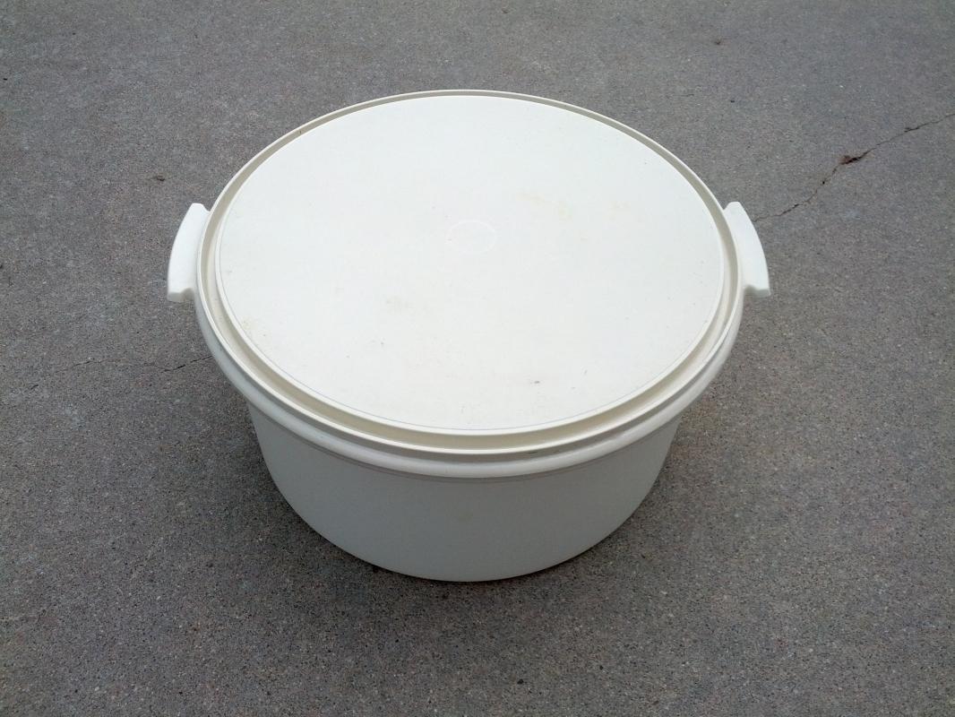 TUPPERWARE CAKE PIE CARRIER BOX TRAVEL STYLE COVERED PLATTER PLASTIC KITCHEN UTENSIL PARTY TOOL