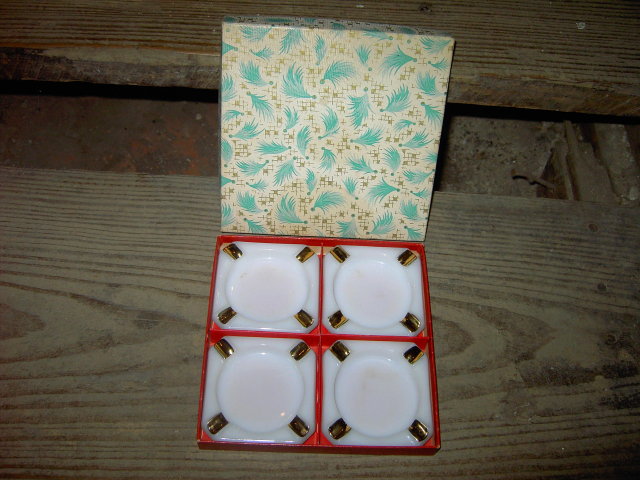 GOLD WHITE GLASS ASHTRAY GIFT BOX SET RETRO FEATHER ORIGINAL PACKAGE