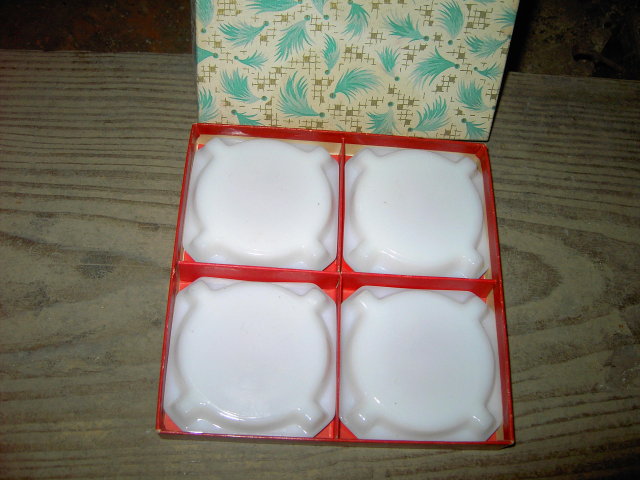 GOLD WHITE GLASS ASHTRAY GIFT BOX SET RETRO FEATHER ORIGINAL PACKAGE