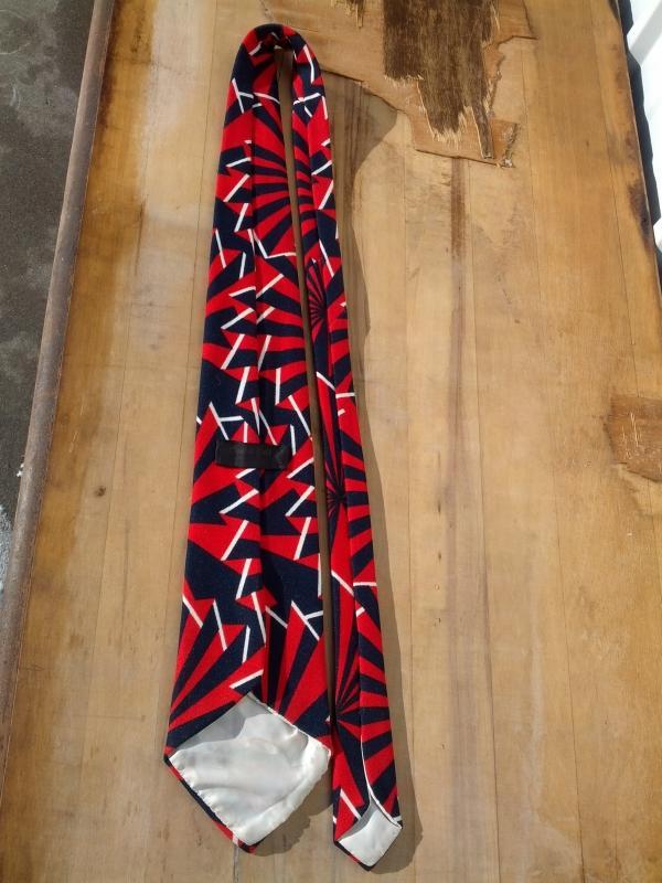 red blue white pinwheel pattern necktie retro fashion accessory 1960's polyester