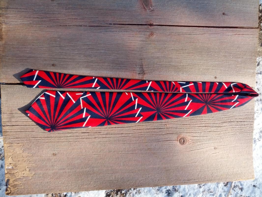 red blue white pinwheel pattern necktie retro fashion accessory 1960's polyester