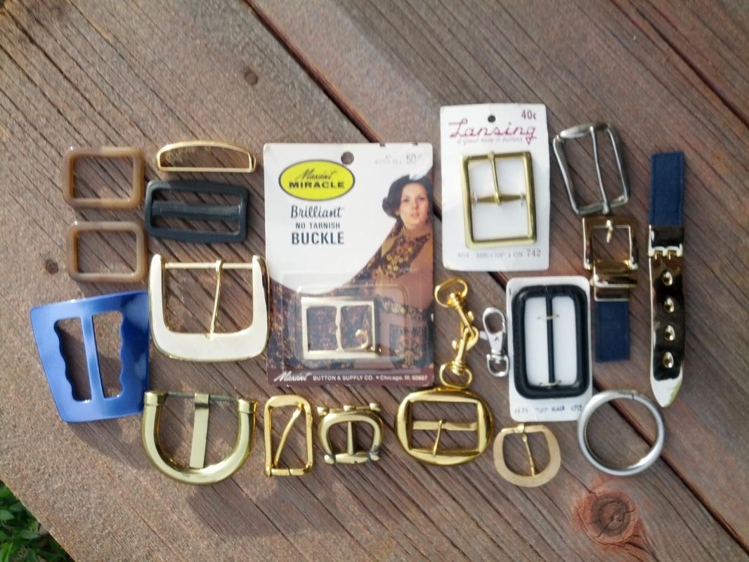 brass tone belt buckle lobster style clasp hook retro era clothing pack handbag purse accessory
