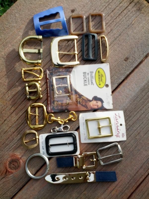 brass tone belt buckle lobster style clasp hook retro era clothing pack handbag purse accessory
