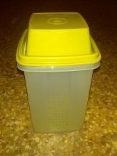 PICKLE CELERY CARROT STICK STORAGE HOPPER COVERED TUPPERWARE GREEN PLASTIC CONDIMENT SERVING TUB
