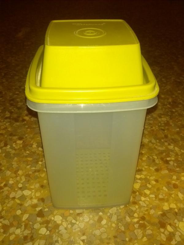 PICKLE CELERY CARROT STICK STORAGE HOPPER COVERED TUPPERWARE GREEN PLASTIC CONDIMENT SERVING TUB