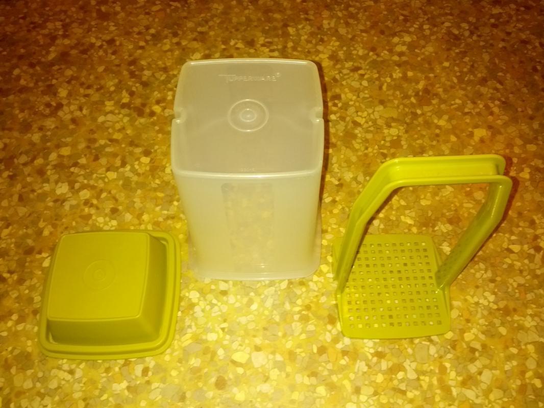 PICKLE CELERY CARROT STICK STORAGE HOPPER COVERED TUPPERWARE GREEN PLASTIC CONDIMENT SERVING TUB