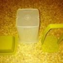 PICKLE CELERY CARROT STICK STORAGE HOPPER COVERED TUPPERWARE GREEN PLASTIC CONDIMENT SERVING TUB