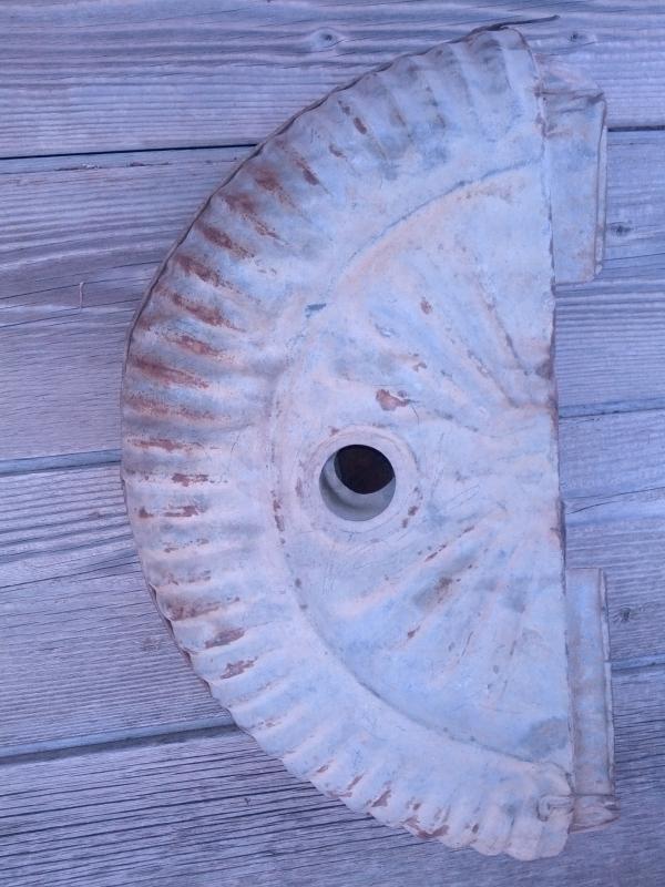 GALVINIZED STEEL CISTERN PRIMITIVE WELL WATER PUMP COVER TOP HARDWARE PIECE FIXTURE PART COUNTRY FARM TOOL DECORATIVE YARD ORNAMENT LAWN GARDEN DECORATION