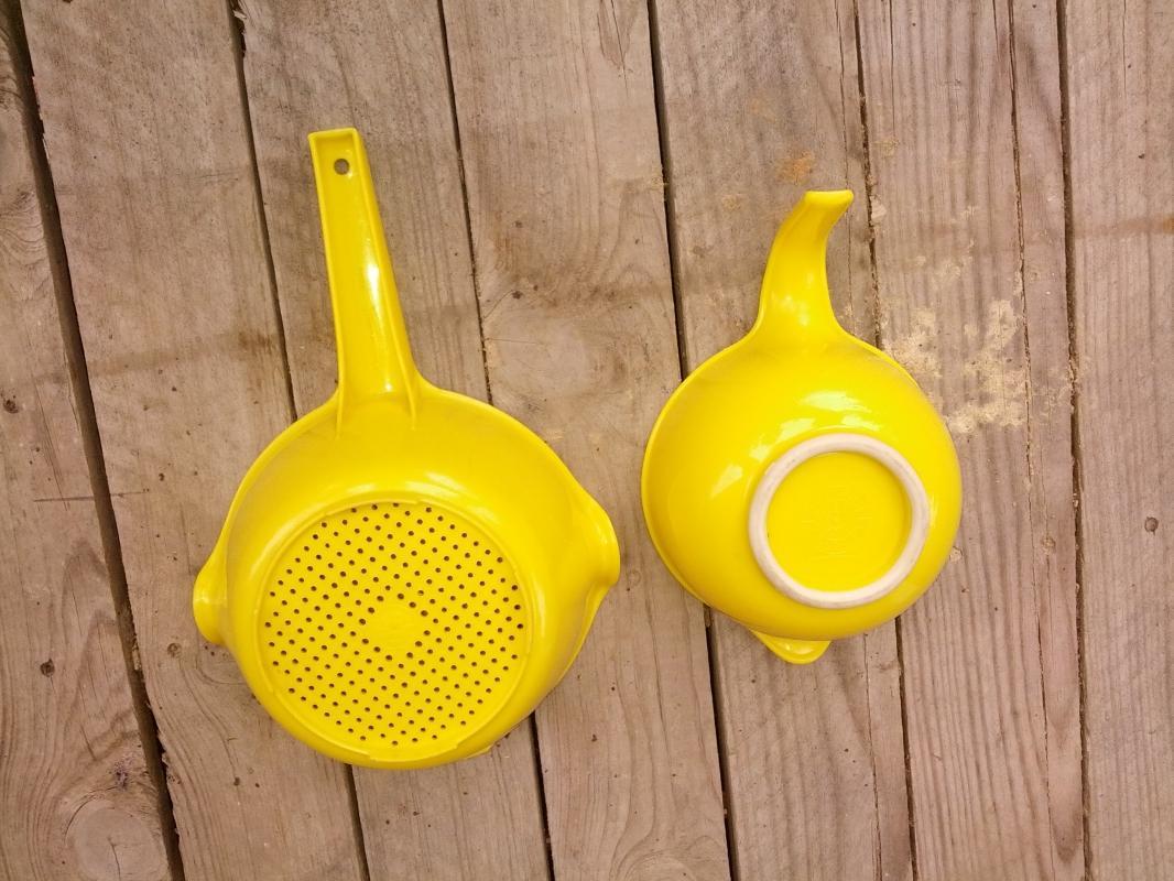 rubbermaid spaghetti pasta strainer measuring cup batter bowl yellow plastic kitchen utensil food preparation tools