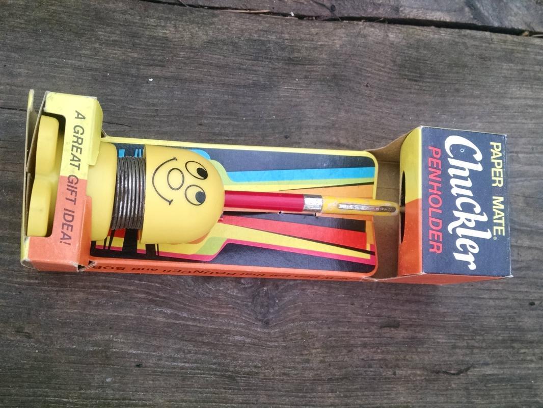 CHUCKLER HAPPY FACE PENHOLDER PENCIL PEN STAND RETRO BOBBLEHEAD NODDER DESK ACCESSORY ORIGINAL GILLETE CARDBOARD BOX 1970'S OFFICE DECORATION ORNAMENT