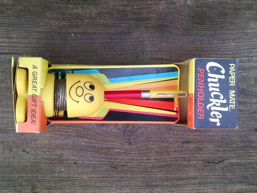 CHUCKLER HAPPY FACE PENHOLDER PENCIL PEN STAND RETRO BOBBLEHEAD NODDER DESK ACCESSORY ORIGINAL GILLETE CARDBOARD BOX 1970'S OFFICE DECORATION ORNAMENT