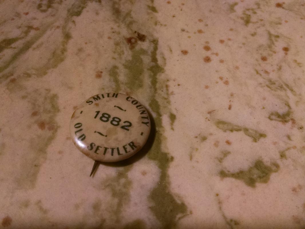 smith county kansas old settler pin button commercial advertising novelty company kansas city missouri allied printing union label manufacturer mark