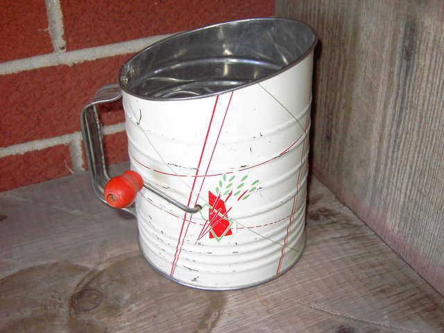 FLOUR SIFTER UTENSIL RED WHITE GREEN