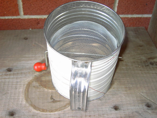 FLOUR SIFTER UTENSIL RED WHITE GREEN