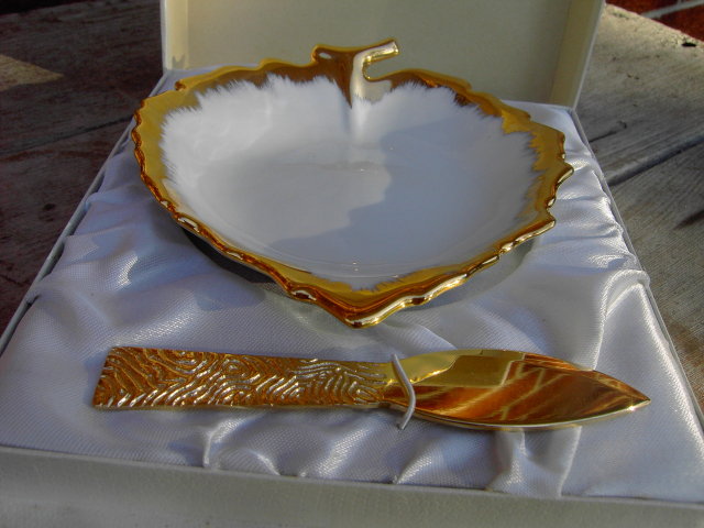 FRENCH LIMOGES AREOR PARIS FRANCE CONDIMENT RELISH SERVER UTENSIL GOLD TONE SERVING KNIFE WHITE LEAF PATTERN DISH MARMALADE MUSTARD BOWL ORIGINAL GIFT BOX