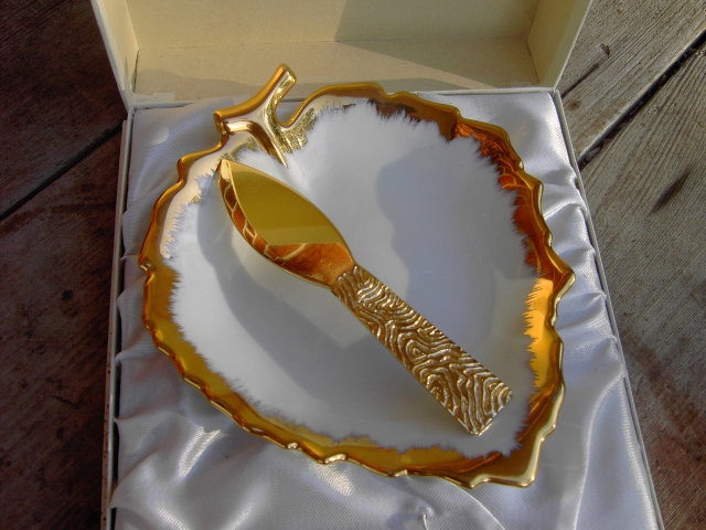 FRENCH LIMOGES AREOR PARIS FRANCE CONDIMENT RELISH SERVER UTENSIL GOLD TONE SERVING KNIFE WHITE LEAF PATTERN DISH MARMALADE MUSTARD BOWL ORIGINAL GIFT BOX