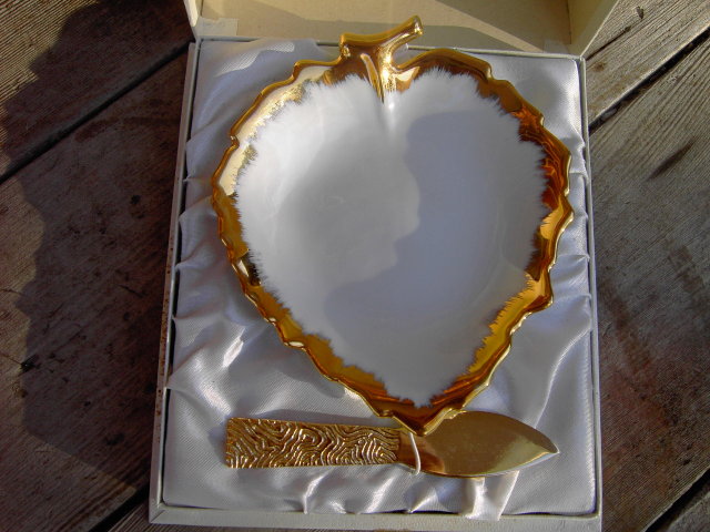 FRENCH LIMOGES AREOR PARIS FRANCE CONDIMENT RELISH SERVER UTENSIL GOLD TONE SERVING KNIFE WHITE LEAF PATTERN DISH MARMALADE MUSTARD BOWL ORIGINAL GIFT BOX