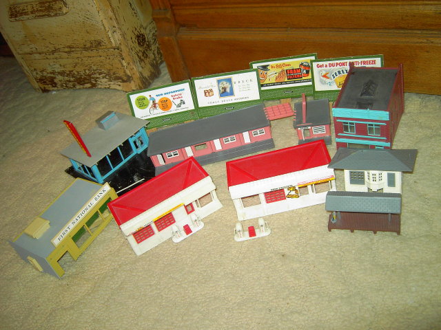 BACHMANN PLASTICVILLE TRAIN DEPOT HAMBURGER DRIVE INN EXXON STATION BANK BUILDING TOWN TOYS
