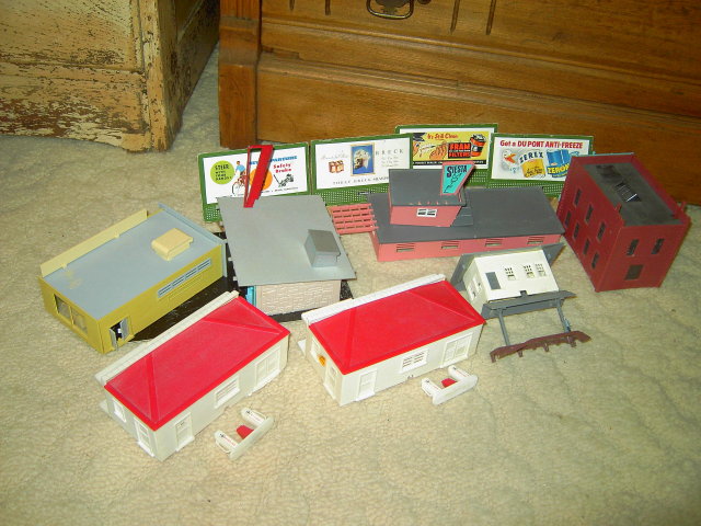 BACHMANN PLASTICVILLE TRAIN DEPOT HAMBURGER DRIVE INN EXXON STATION BANK BUILDING TOWN TOYS