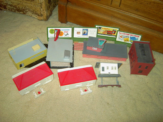 BACHMANN PLASTICVILLE TRAIN DEPOT HAMBURGER DRIVE INN EXXON STATION BANK BUILDING TOWN TOYS