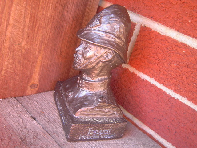 OXFORD BOBBY ENGLISH POLICE STATUE BUST BRISTOL LABORATORIES 1977 TEGOPEN DRUG ADVERTISEMENT FIGURINE