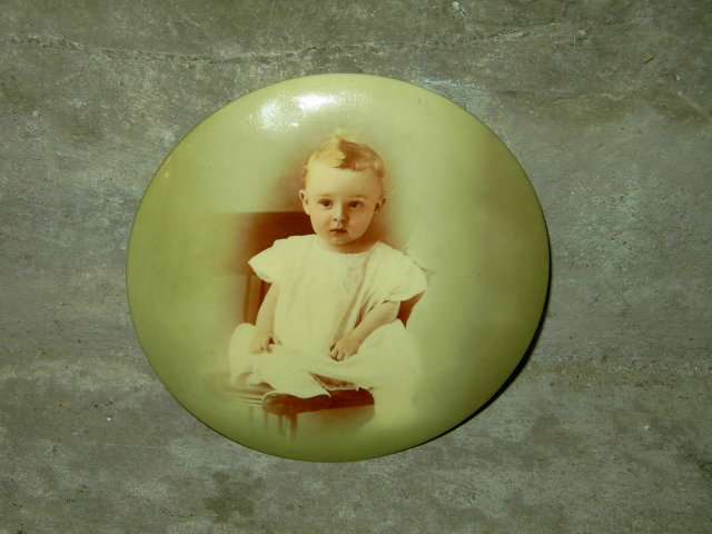 CELLULOID BABY PICTURE BUTTON VICTORIAN CHILD PORTRAIT