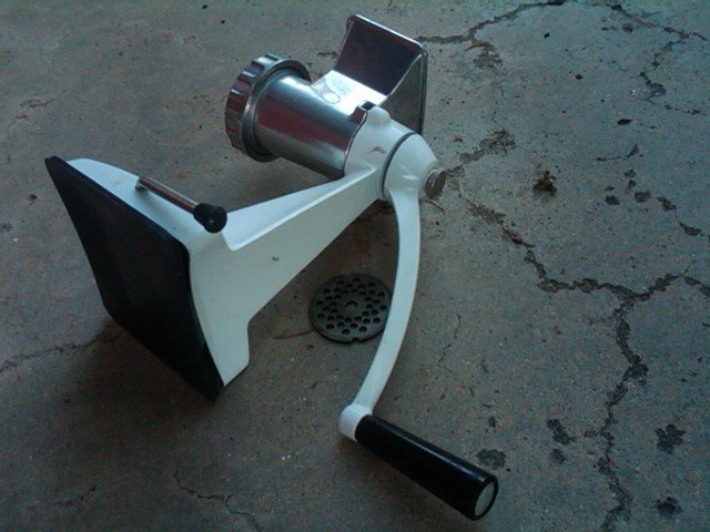 RETRO MEAT GRINDER FOOD PROCESSOR UTENSIL HAND CRANK TOOL