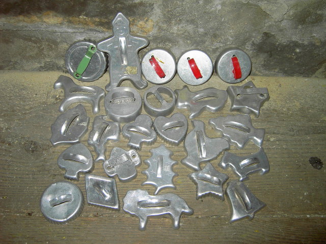 CHRISTMAS COOKIE CUTTER DOUGHNUT BISQUIT PRESS COOKY MAKING UTENSIL FIGURAL FORMS