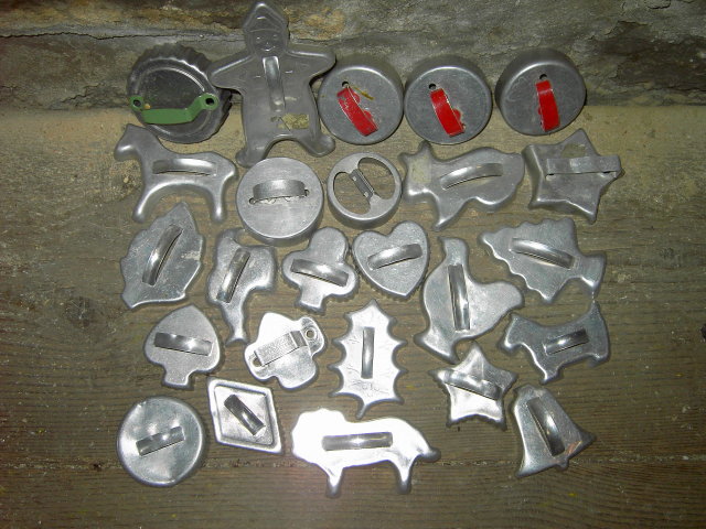 CHRISTMAS COOKIE CUTTER DOUGHNUT BISQUIT PRESS COOKY MAKING UTENSIL FIGURAL FORMS