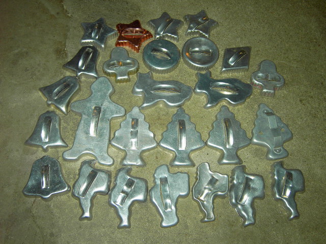 CHRISTMAS COOKIE CUTTER PASTRY COOKY MAKER UTENSIL FIGURAL DOUGH PRESS SET