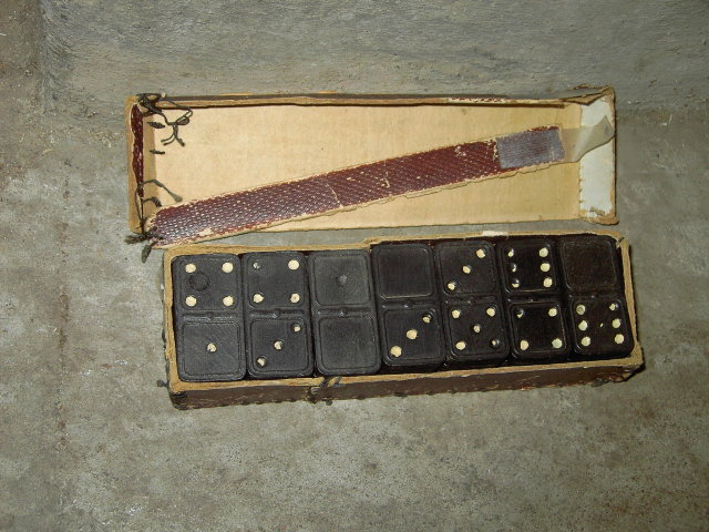 CROWN EMBOSSING COMPANY DOMINOES VICTORIAN ERA TOY WOOD DOMINO TILE GAME
