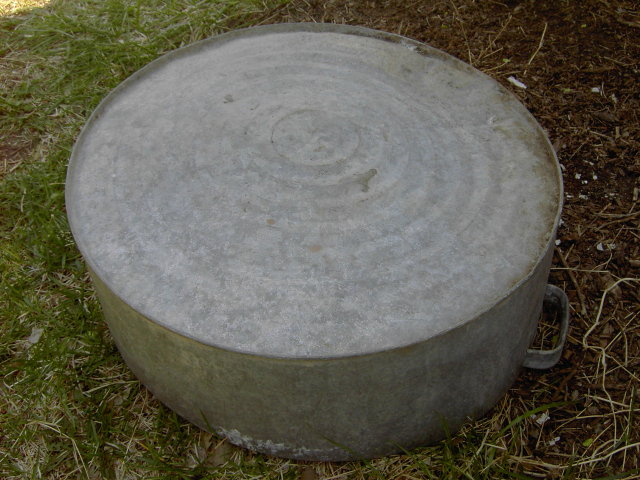 GALVANIZED POUR BUCKET SPOUTED GARDEN TUB WITH HANDLE GRIP