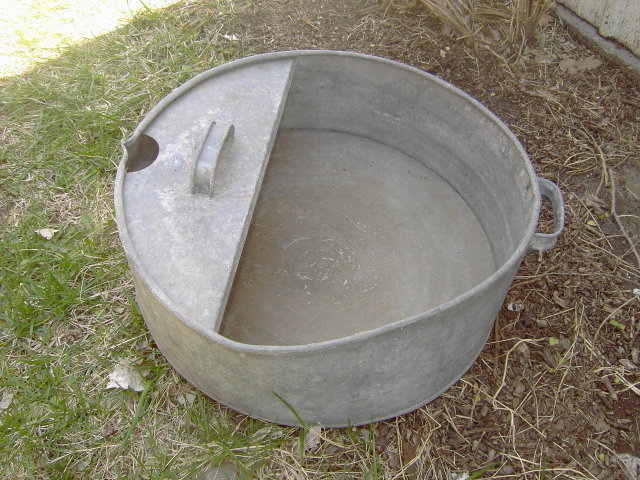 GALVANIZED POUR BUCKET SPOUTED GARDEN TUB WITH HANDLE GRIP